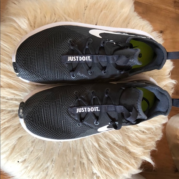 Nike athletic shoes - Picture 2 of 4